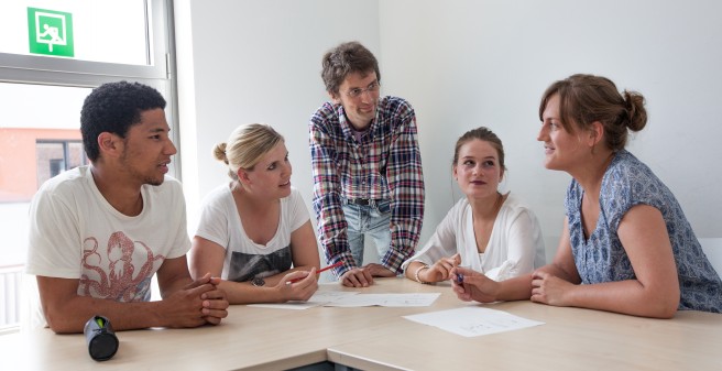 Studierende im Crashkurs Naturwissenschaften im Dialog mit dem Dozenten