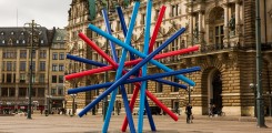 HCHS-Skulptur vor dem Hamburger Rathaus