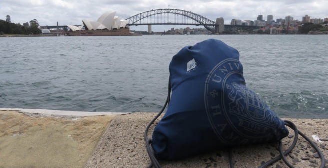 vorne eine UKE-Tasche, im Hintergrund die Oper von Sydney