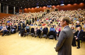 Prof Geroff vor dem voll besetzen Hörsaal