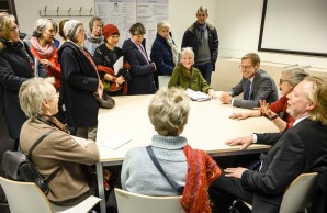 Prof Gerloff und Prof Gallinat im Kreis interessierter Besucher