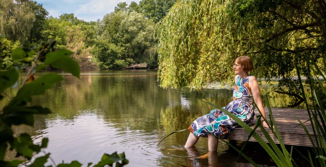 Die Liebe zum Wasser kann Pastorin Hildegard Emmermann an ihrem Lieblingsplatz in Kirchwerder genießen