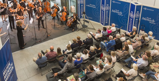 Musiker stehen auf der Bühne