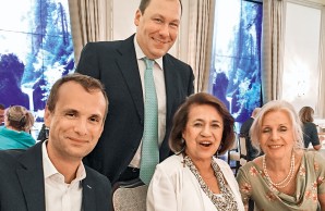 Matthias Liebermann (stehend) hatte Tobias Steinmetz, Teresita Müller-Sarmiento und Helga Hack (v.l.) zum „High Tea“ geladen