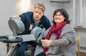 UKE-Sportwissenschaftler Stefan Patra mit Patientin Gabriele Valentin