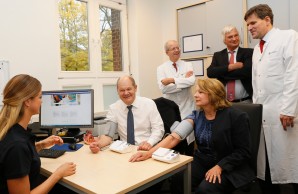 Bürgermeister Olaf Scholz und Gesundheitssenatorin Cornelia Prüfer-Storcks besuchen die Hamburg City Health Study im UKE