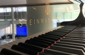 Zeigt einen Steinway-Flügel