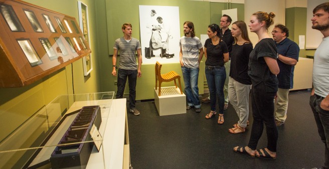 Besucherinnen bei einer Führung im Museum