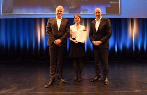 Prof. Marcus Altfeld (links), Dr. Angelique Hölzemer (mittig) mit Prof. Georg M. N. Behrens bei der Preisübergabe in Salzburg