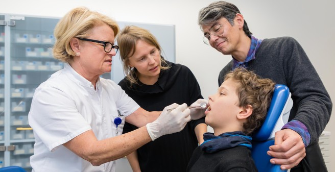 Sprechstunde mit Frau Prof. Dr. Kahl-Nieke und einem jungen Patienten der Kieferorthopädie