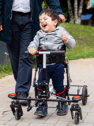 Kind beim Spielen mit einer Kinderkrankenschwster