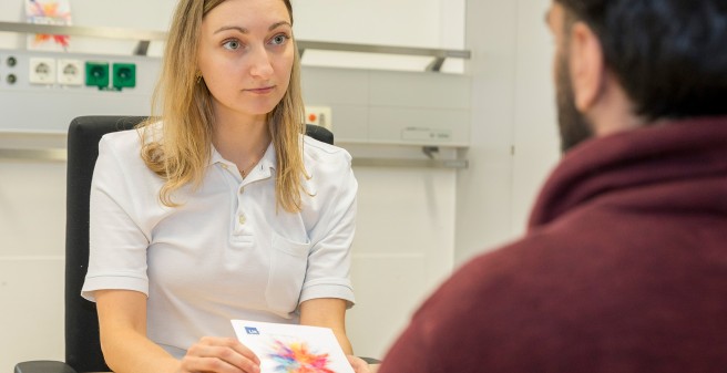 Dr. Hanna-Marie Weichel im Patientengespräch