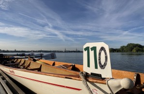 Ruderboot am Steg mit Startnummer