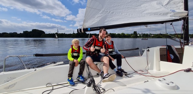 Sportwiss. und Bewegungstherapeut Simon Elmers freut sich, den Tag mit seinen Patienten zu verbringen